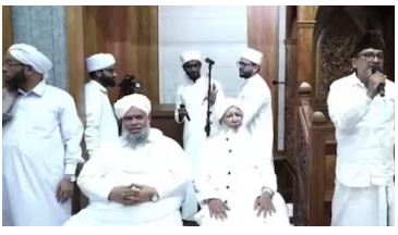 മലപ്പുറം പടിക്കൽ ജുമാ മസ്ജിദിന്റെ ഉദ്ഘാടന ചടങ്ങിലാണ് ഇ കെ, എ പി വിഭാഗങ്ങളിലെ പ്രമുഖ നേതാക്കൾ ഒരേ വേദിയിൽ അണിനിരന്നത്