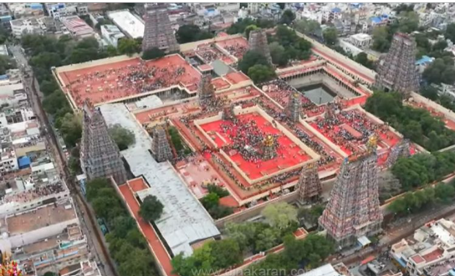 மதுரை மீனாட்சி சுந்தரேசுவரர் கோயிலின் குடமுழுக்கு 17 ஆண்டுகளுக்குப் பிறகு இன்று கோலாகலமாக நடைபெற்றது.