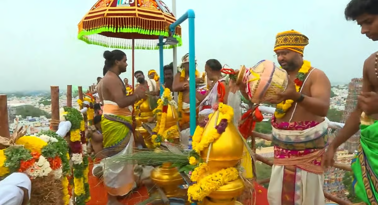 மதுரை மீனாட்சி சுந்தரேசுவரர் கோயில் குடமுழுக்கு கோலாகலம்! 12 கோபுரங்களில் கலசங்களுக்கு புனித நீராட்டு!!