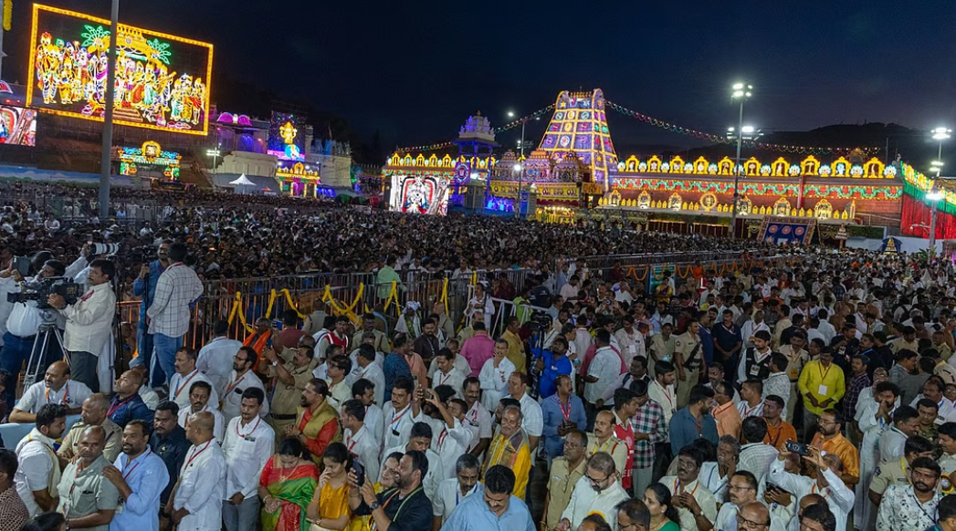 திருப்பதி பிரம்மோற்சவ விழா சர்வ தரிசனத்துக்கு 8 கி.மீ. தூரம் நடக்க வேண்டுமா? - பக்தர்கள் அதிருப்தி