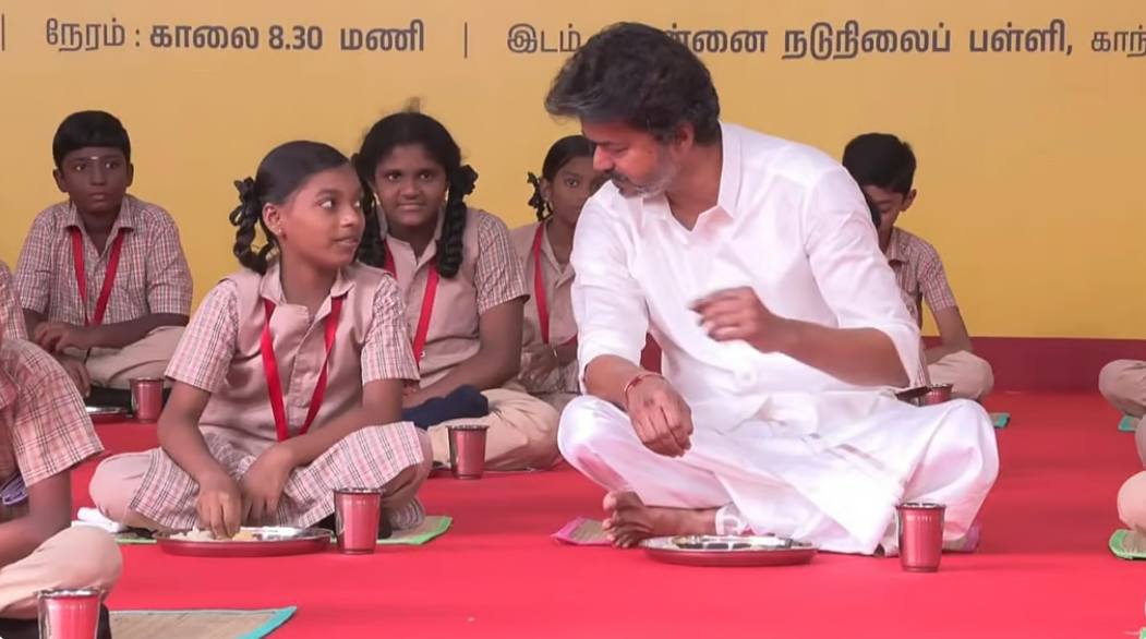 காலை உணவுத் திட்டம் விரிவாக்கத்தை தொடங்கி வைத்து மாணவர்களுடன் உணவருந்திய முதல்வர் விஜய்