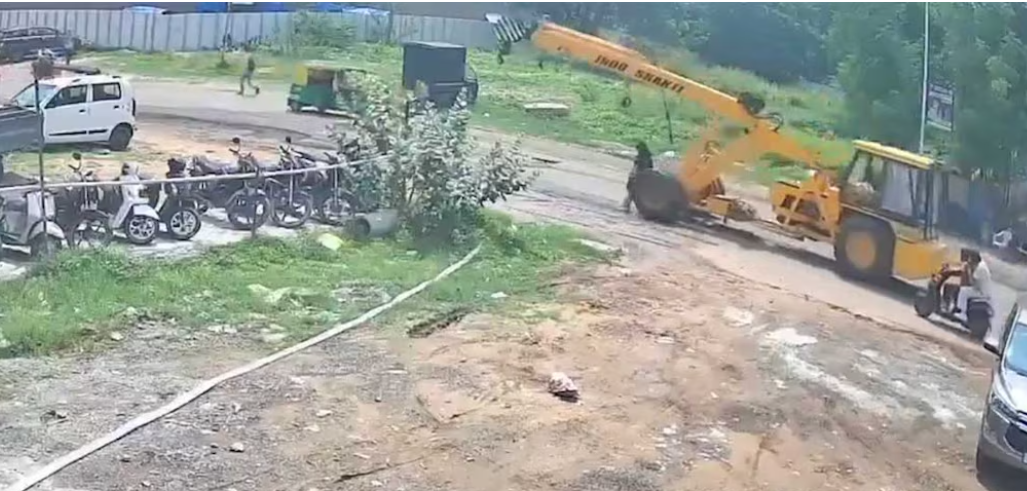 പിക്കപ് ക്രെയിൻ ശരീരത്തിലൂടെ കയറിയിറങ്ങി പെൺകുട്ടി മരിച്ചു. സിൽവർ ഓക്ക് യൂണിവേഴ്‌സിറ്റിയിലെ ഒന്നാം വർഷ ബിഎസ്‌സി വിദ്യാർഥിനിയായ പ്രേരണ നിനാമയാണ് (19) മരിച്ചത്. കോളജിലേക്ക് നടന്നുപോകുമ്പോഴായിരുന്നു അപകടം. ഡ്രൈവർ ഓടി രക്ഷപ്പെട്ടു. സംഭവത്തിന്റെ വിഡിയോ പുറത്തുവന്നു